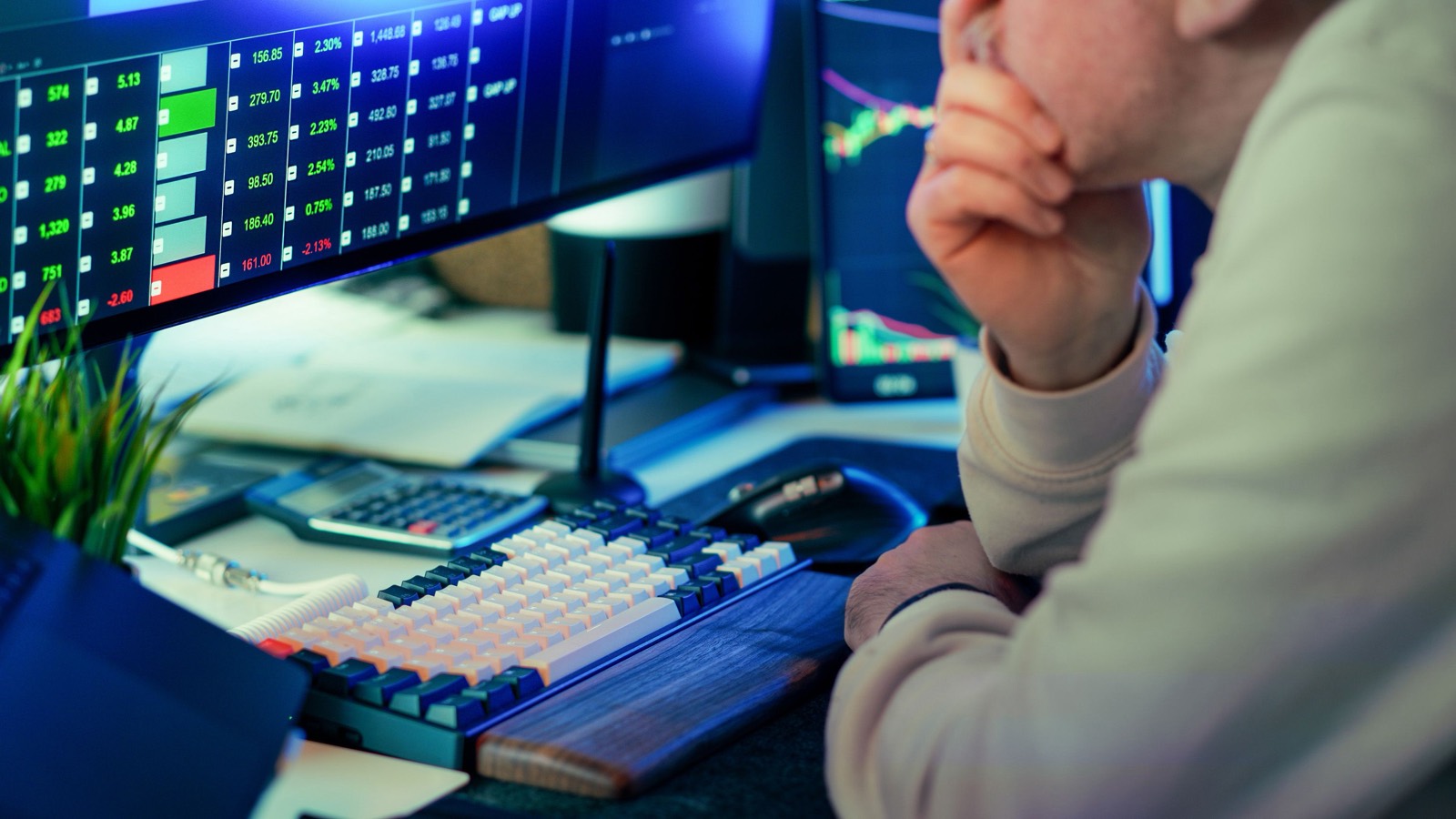 A tense trader in front of his screens at night